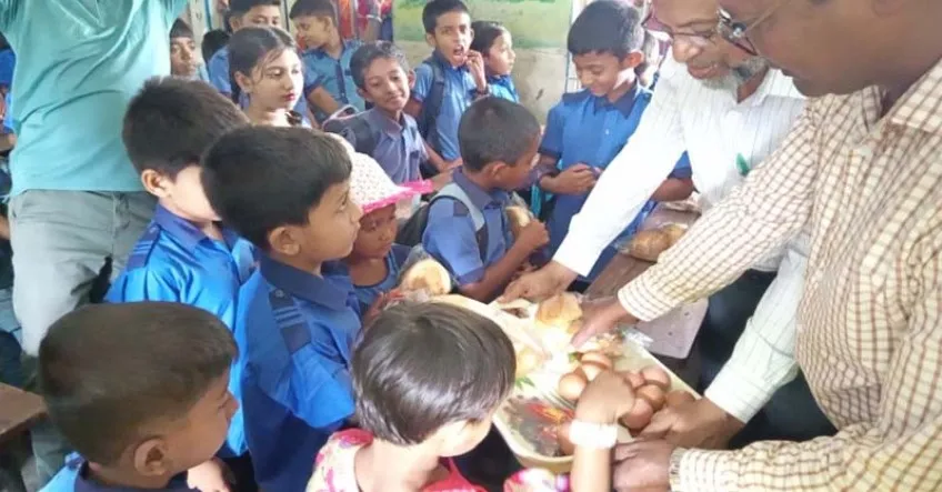 নেছারাবাদে স্কুল ফিডিংয়ের শুরুতেই অনিয়ম, ছোট ডিম ও পচা কলা নিয়ে তোলপাড়